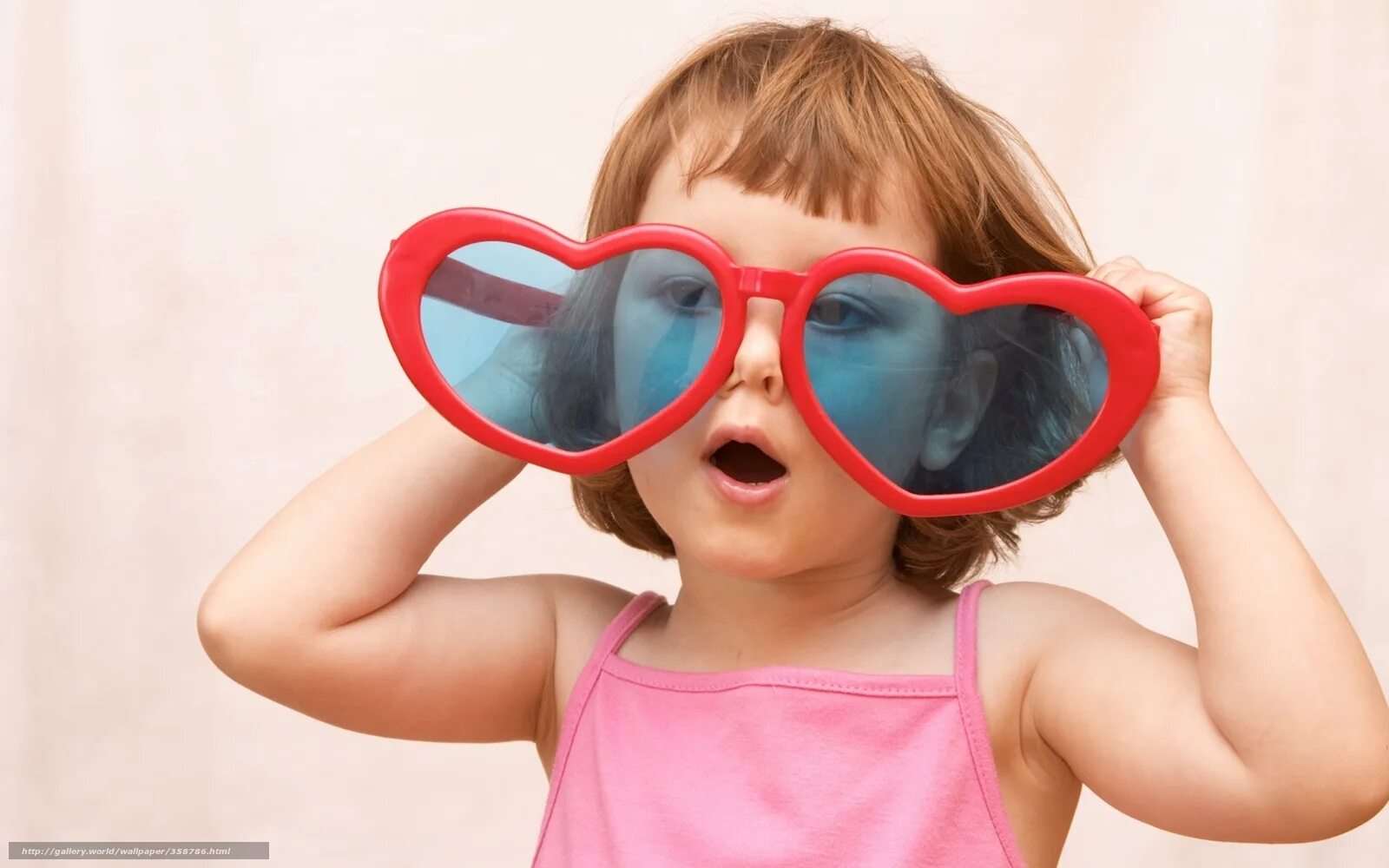 Смешные очки. Солнечные очки для детей. Смешные детские очки. Девочка в очках. Громадные очки