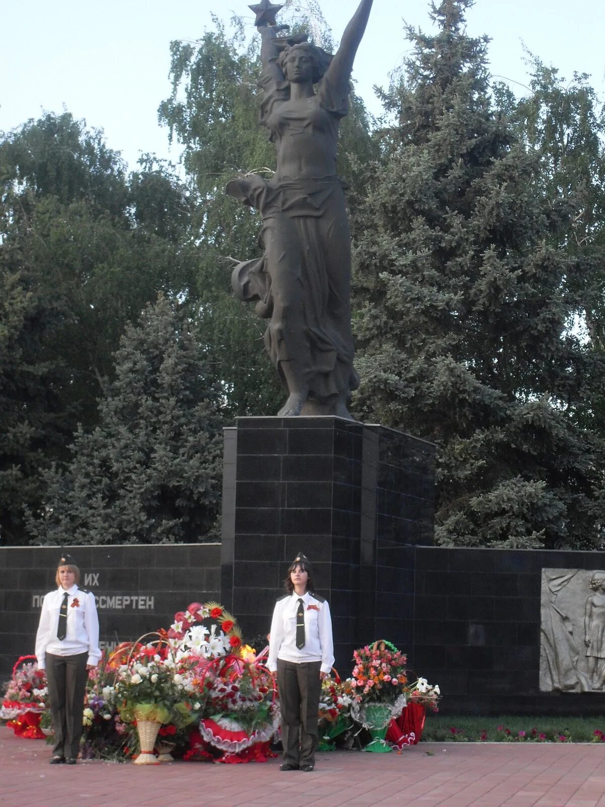 Курганинск под. Достопримечательности Курганинска. Памятники в Курганинске. Курганинск памятники Фомин.