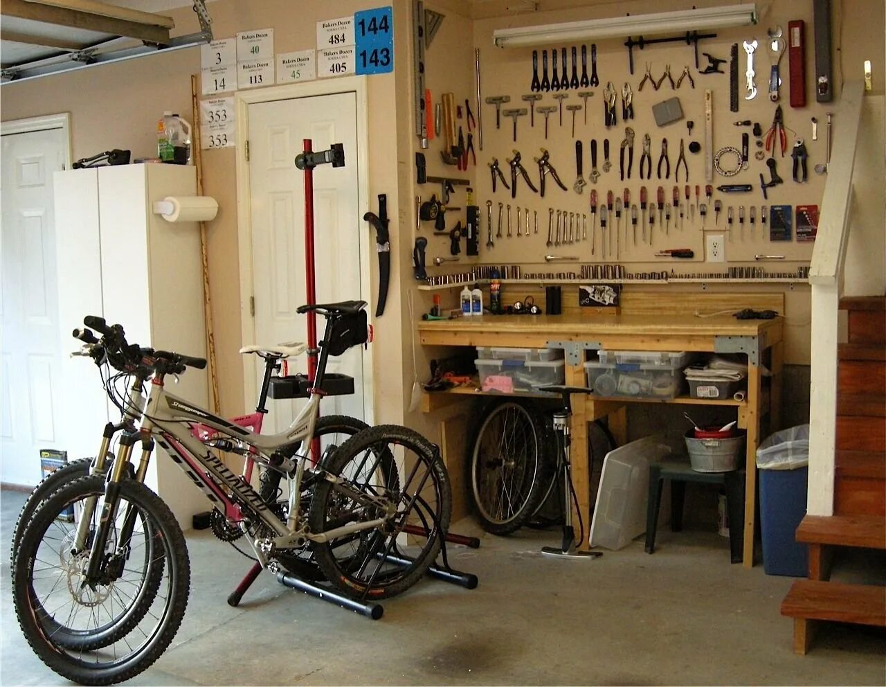 Выкаченный велосипед. Мастерская велосипедов. Велосипед в мастерской. Мастерскую для велосипеда. Мастерская велосипедный гараж.