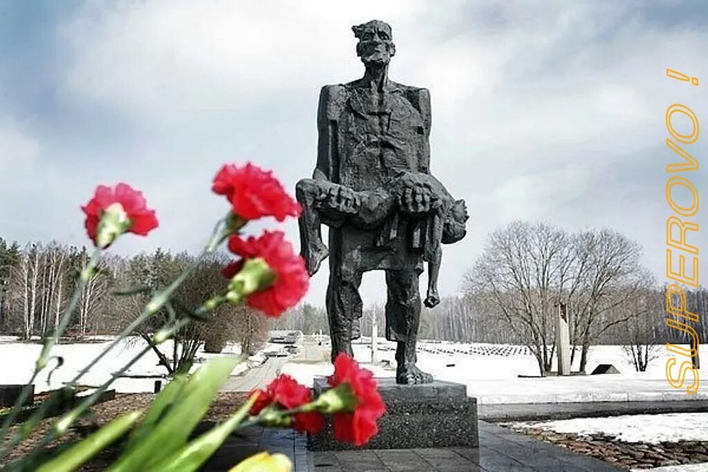 Памятники войны в беларуси. Мемориальный комплекс Хатынь Минск. Памятник в Белоруссии Великой Отечественной войны Хатынь.