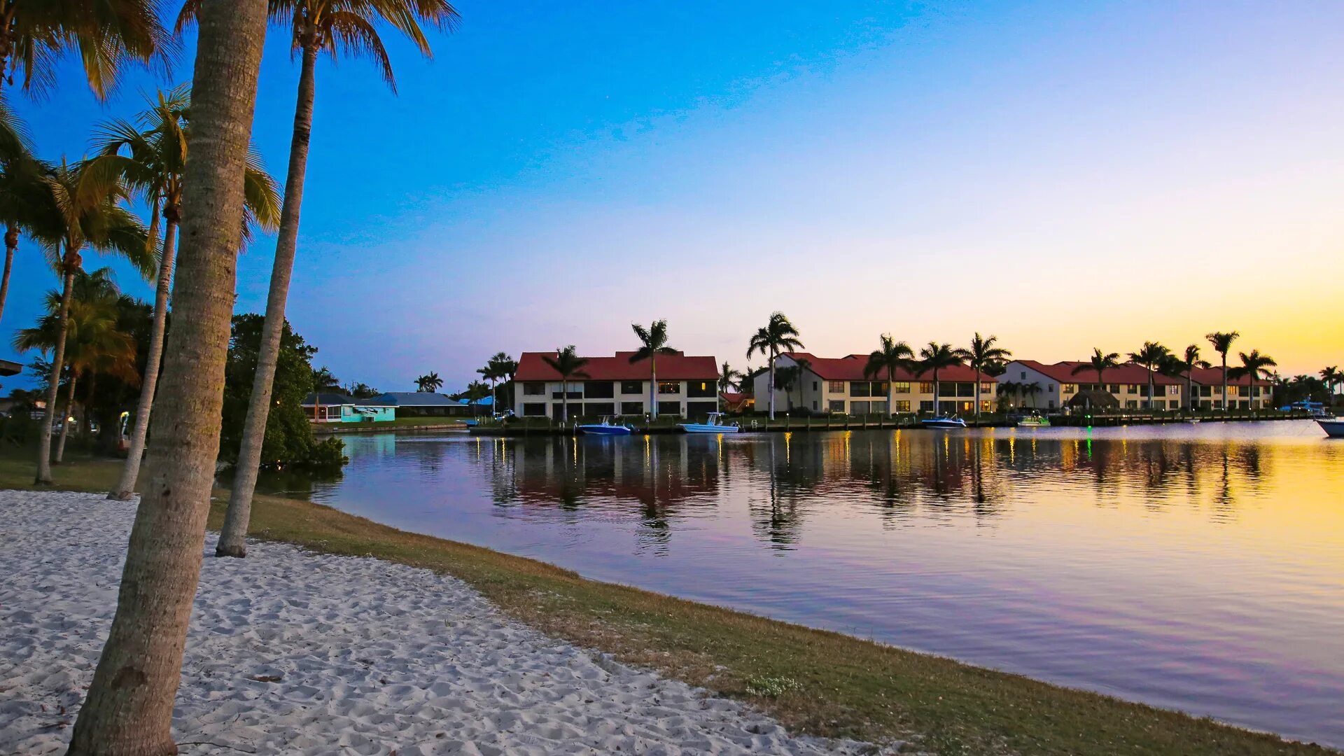 Нейплс флорида. Кейп корал флорида. Кейп корал флорида фото. Cape coral florida villas. Кейп корал город во флориде.
