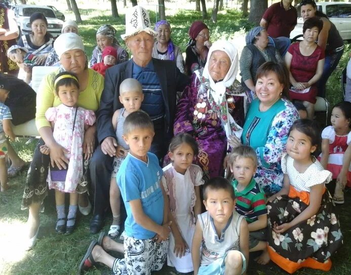 токтогон актыбасарова. токтогон алтыбасарова (1924-2015). токтогон алтыбасарова с детьми. киргизская женщина усыновившая 150 детей. памятник токтогон алтыбасаровой в санкт-петербурге.