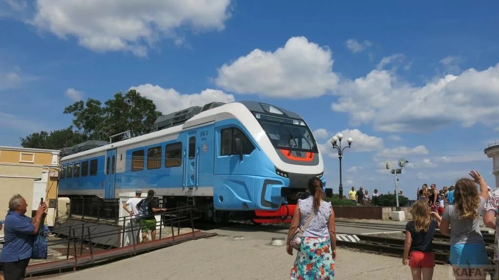 Спб феодосия поезд. Поезд Феодосия Владиславовка. Электричка Владиславовка Феодосия. Поезд 6757 Владиславовка — Феодосия. Владиславовка ЖД вокзал.