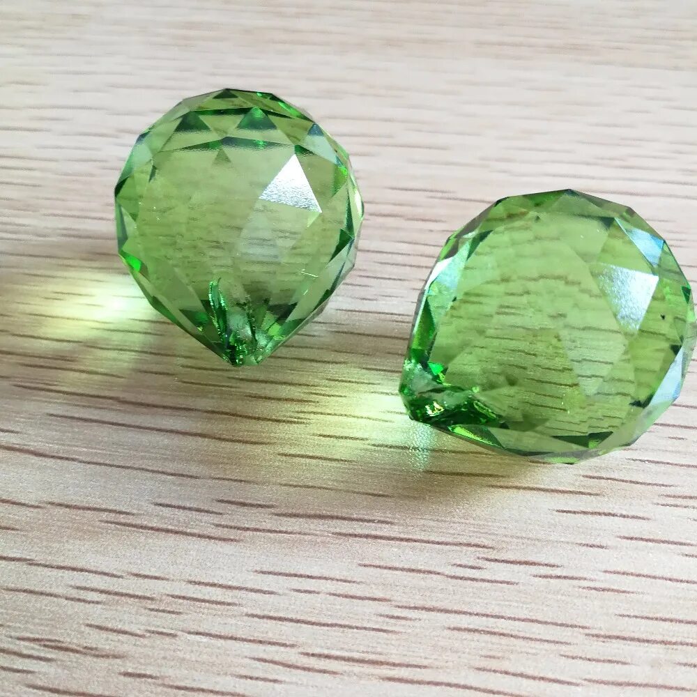 Зеленое стекло. Зеленый стеклянный шарик. Зеленый шар из стекла. Зеленое стекло 10 мм.