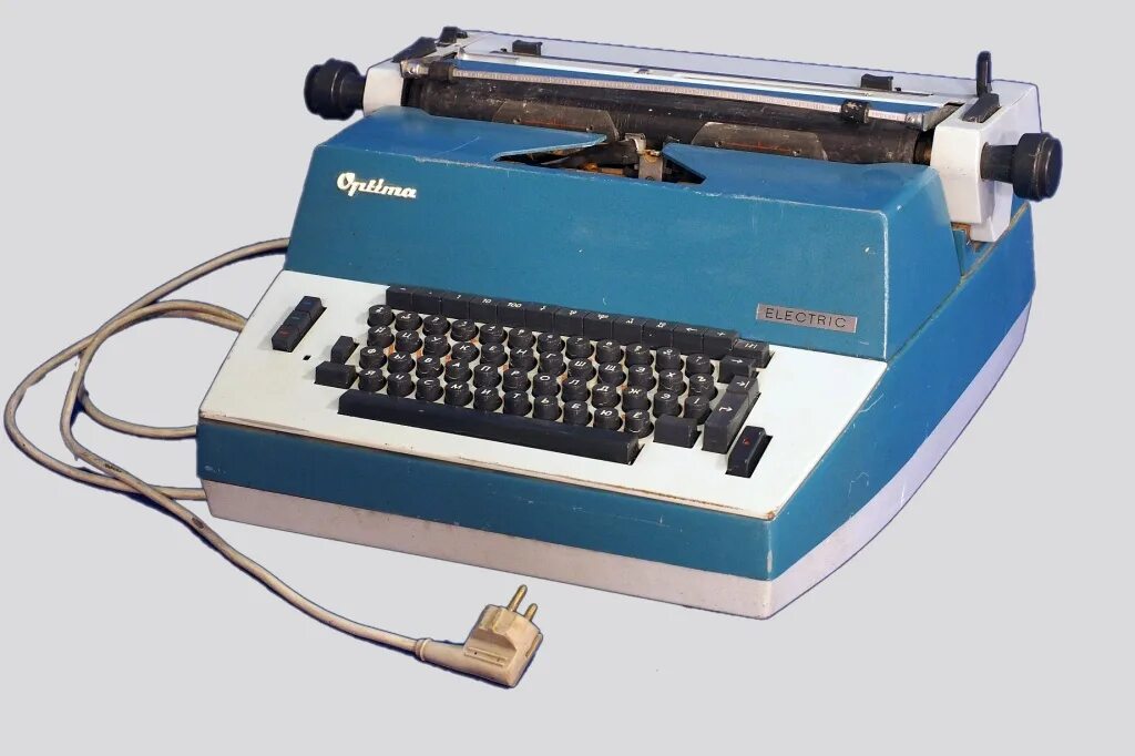печатная машинка селектрик. электрическая пишущая машинка. электрическая пишущая машинка. 1960 г электрическая печатная машинка с емкостной клавиатурой. электрическая пишущая машинка.