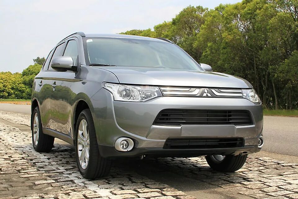 Мицубиси аутлендер б у. Mitsubishi Outlander 2013. Митсубиси Аутлендер 2013 серый. Mitsubishi Outlander 10. Аутлендер 3 поколения.