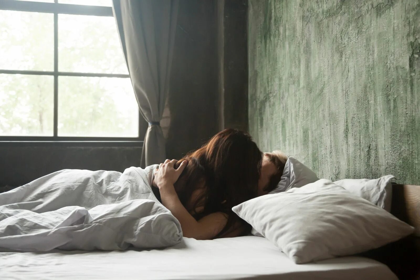 Парень и девушка под одеялом. Мужчина в кровати под одеялом. Мужчина и женщина в кровати. Мужчина у ног женщины. Под одеялом.