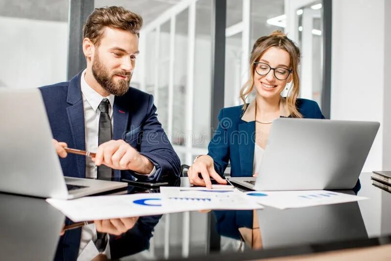The manager in the company is. Руководитель продаж. как стать высокооплачиваемым специалистом it-компании. benefits of company retreats. job vacancy picture.