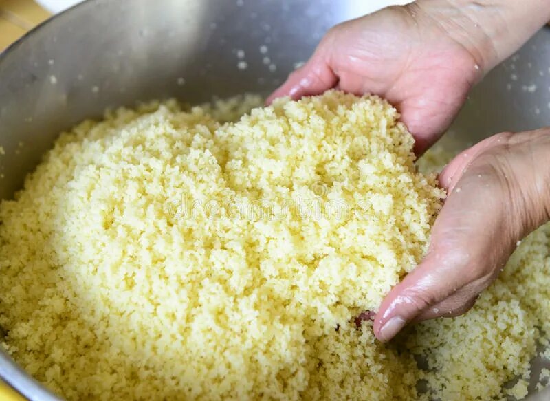 Кус кус сделать из манной крупы. Кус кус из манки. перед приготовлением манную крупу. кус кус из манной крупы. консистенция приготовленного кускуса.