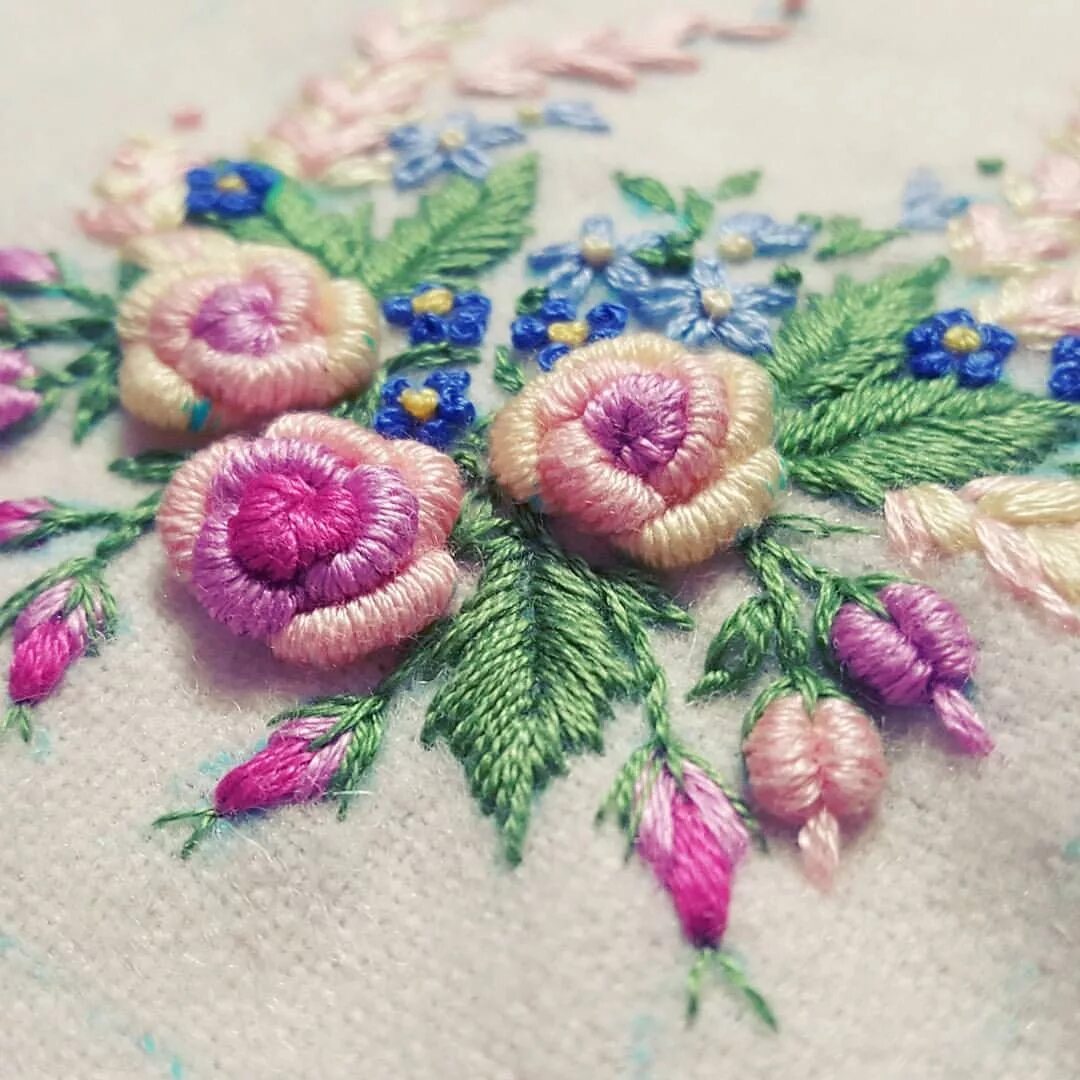 Техника вышивки цветов. Ирландская вышивка рококо. Микровышивка рококо. Техника вышивания рококо. Вышивка в стиле рококо.