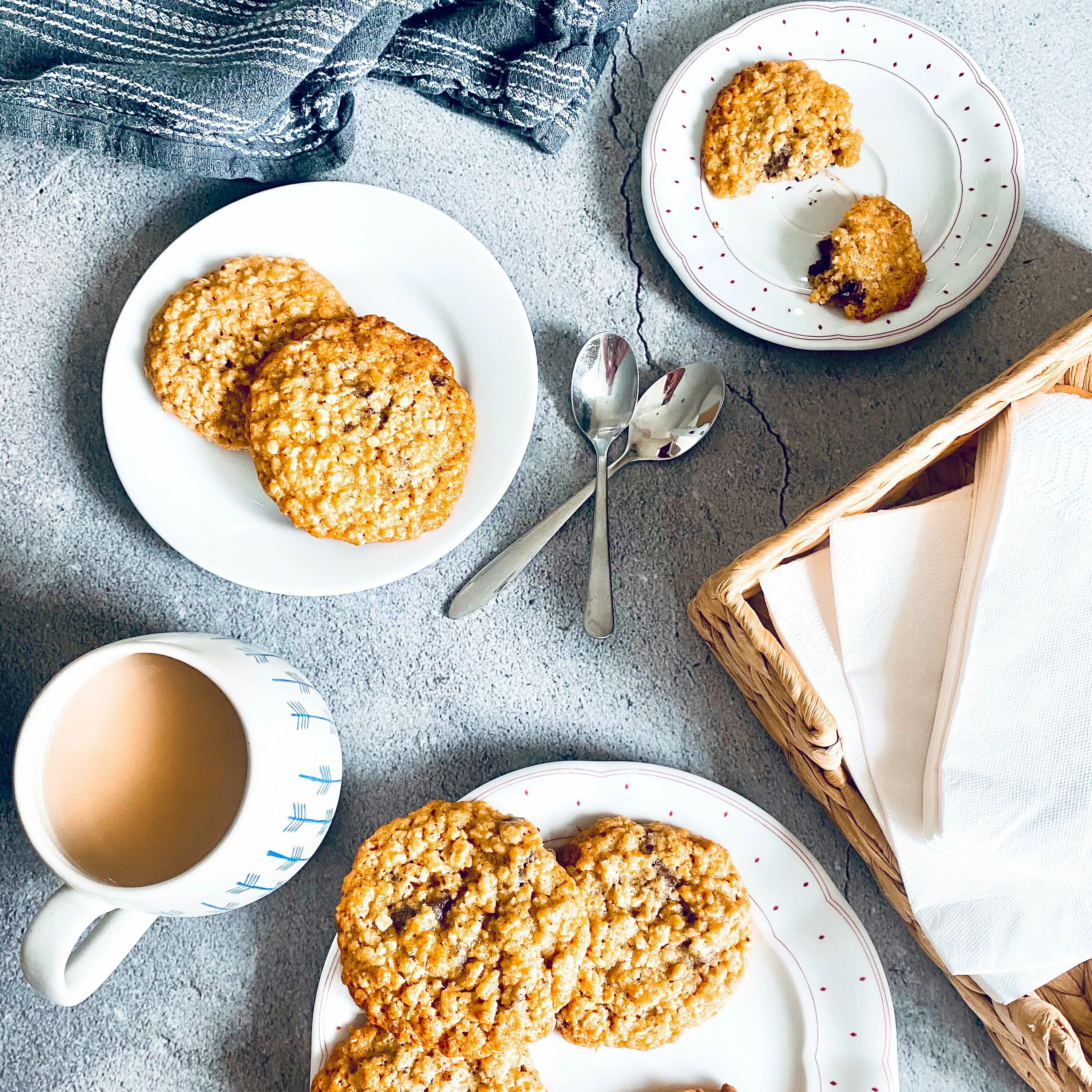 Печенька на завтрак. Breakfast печенье. Большое печенье на завтрак. Печенье полезный завтрак. Eating cookies