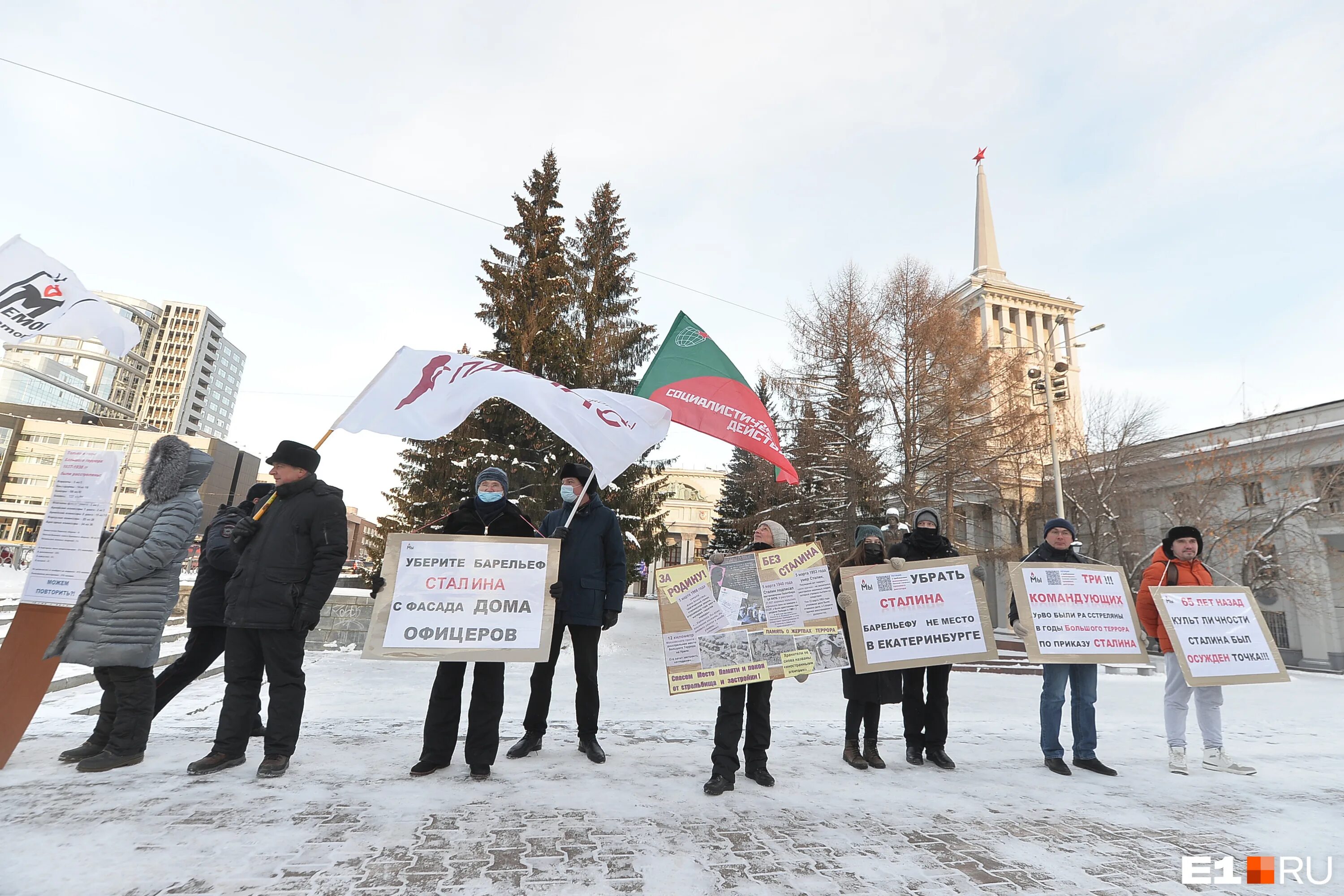 Полдень против екатеринбург. Одиночные пикетчики в Екатеринбурге. Пикет. Памятник Сталину в Екатеринбурге. Gruppavoy piket.