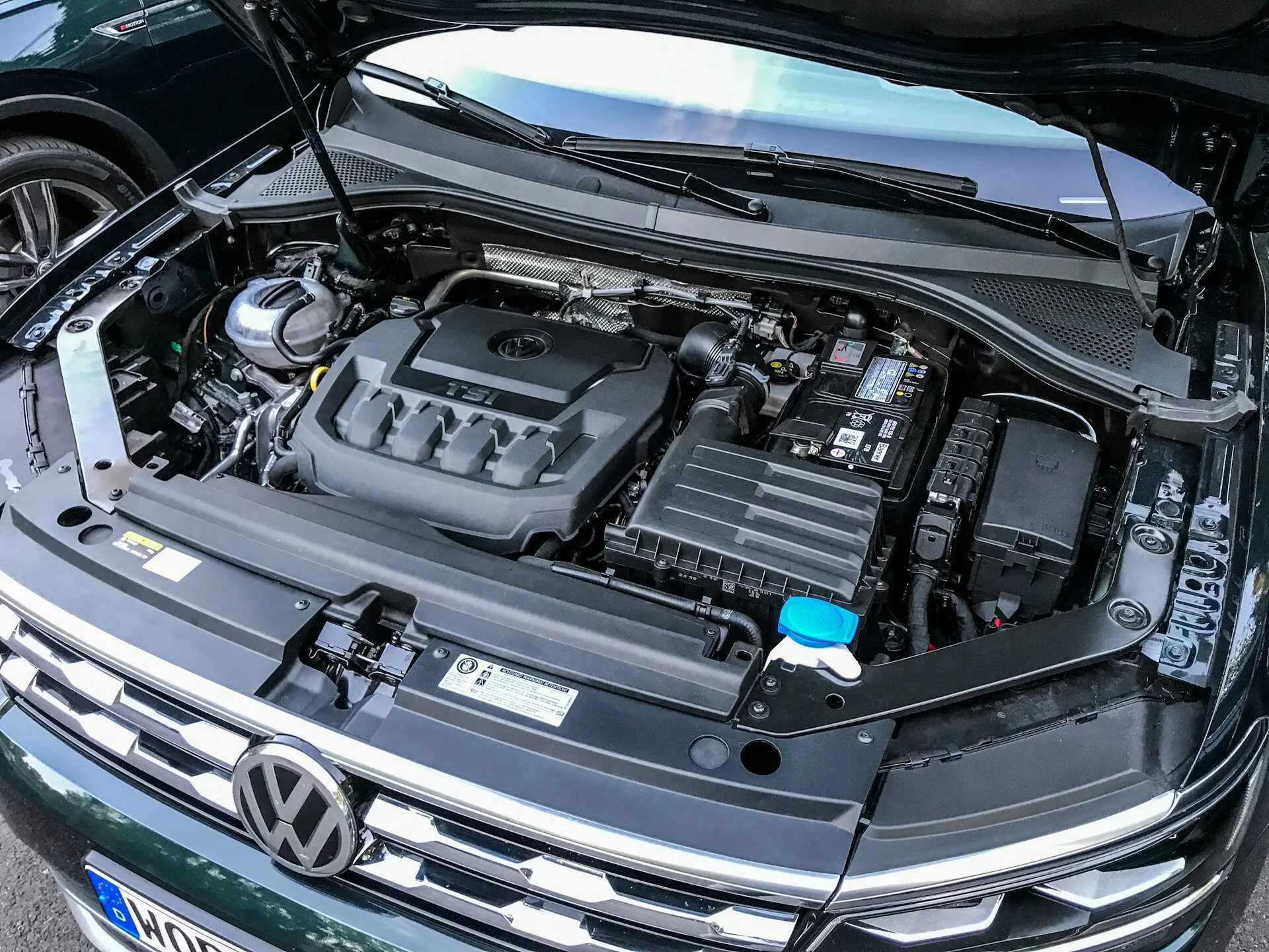 Двигатель Volkswagen Tiguan 2.0 TSI. Двигатель VW Tiguan TSI 2.0. Подкапотное пространство Тигуан 2.0. Подкапотное пространство Tiguan 2.