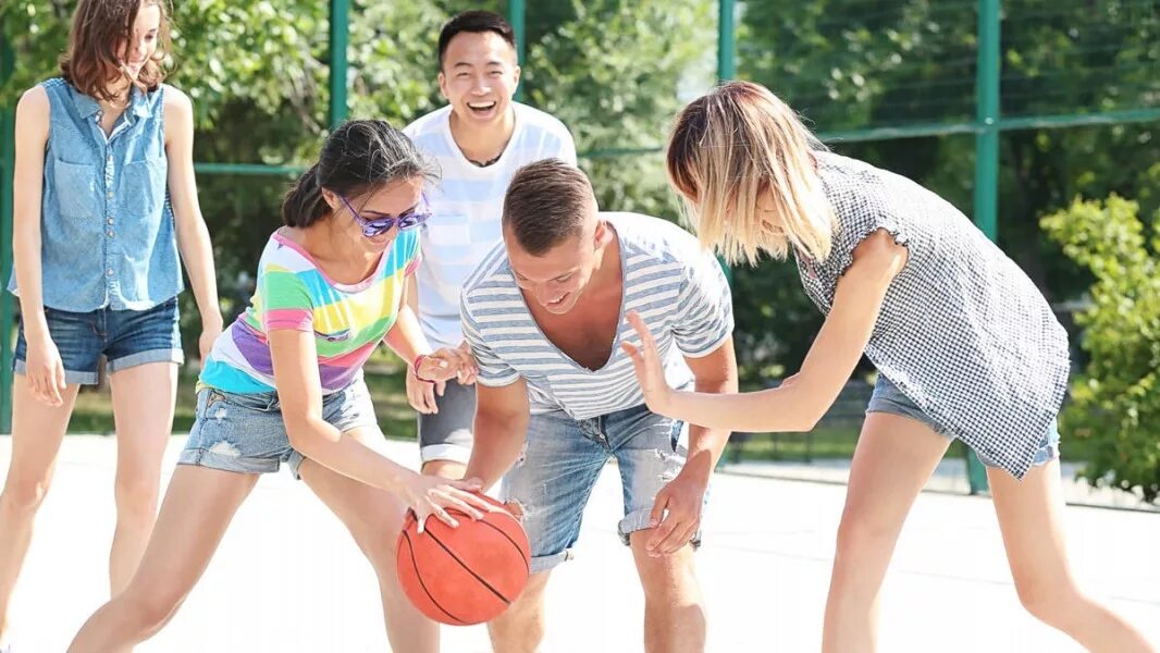 Having the time of their lives. Увлечения и друзья. Семья занимается спортом. Развлечение с увлечением. Хобби других людей.