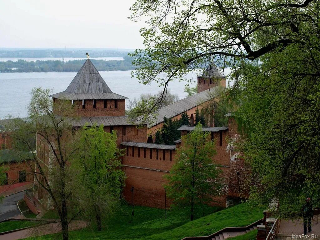 Сколько кремлей в нижнем новгороде. Нижегородский Кремль Нижний Новгород. Ивановская башня Нижегородского Кремля. Новгородский Кремль Нижний Новгород. Крепостная стена Нижний Новгород.