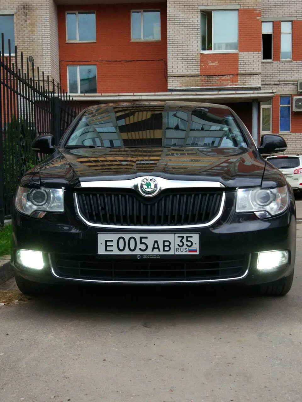 Птф шкода суперб. Суперб 2 с ангельскими глазками. ангельские глазки skoda superb. противотуманки шкода суперб 2.