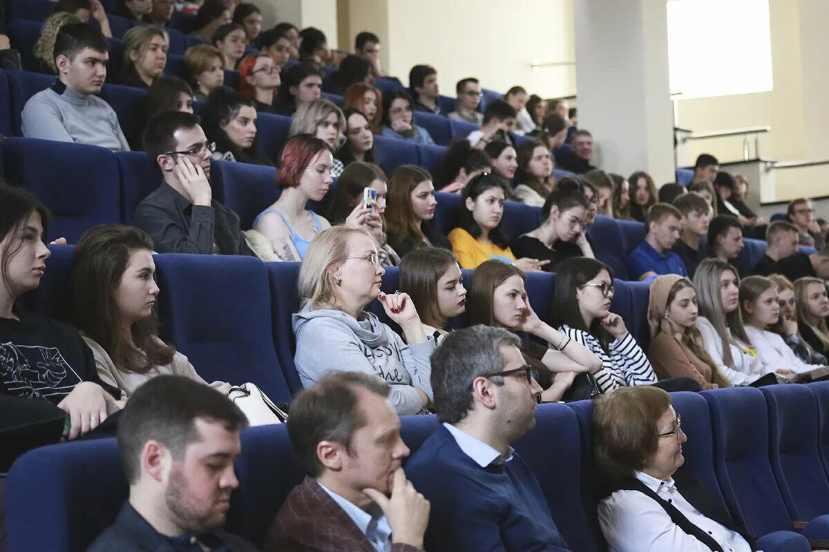 Обсудили главные вопросы. Студенты в вузе. Лекция в университете. Университет будущего. Цифровой студент.