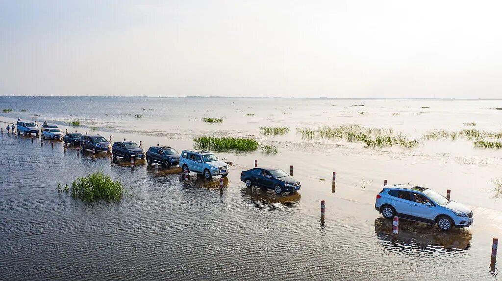 Озеро Поянху. Озеро Поян в Китае. Китай дорога под водой. Китай трасса на воде.