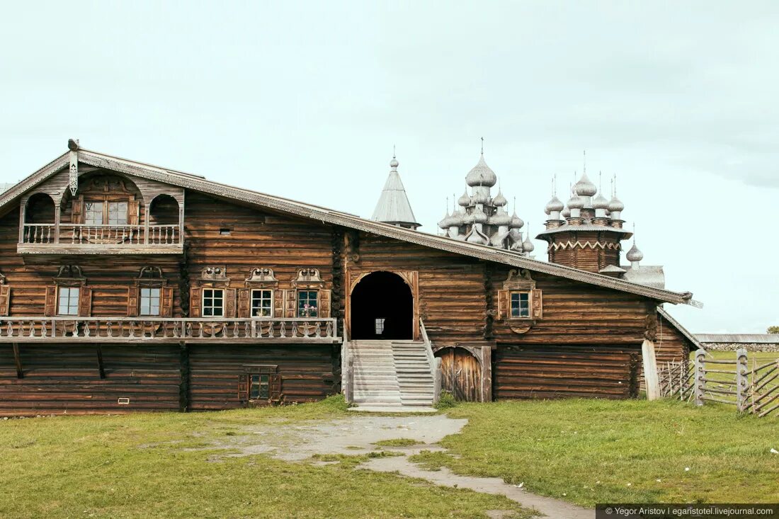 Wooden на русском. Дом Ошевнева Кижи. Кижи дом крестьянина Ошевнева. Деревянное зодчество русского севера Кижи. Дом крестьянина Ошевнева.