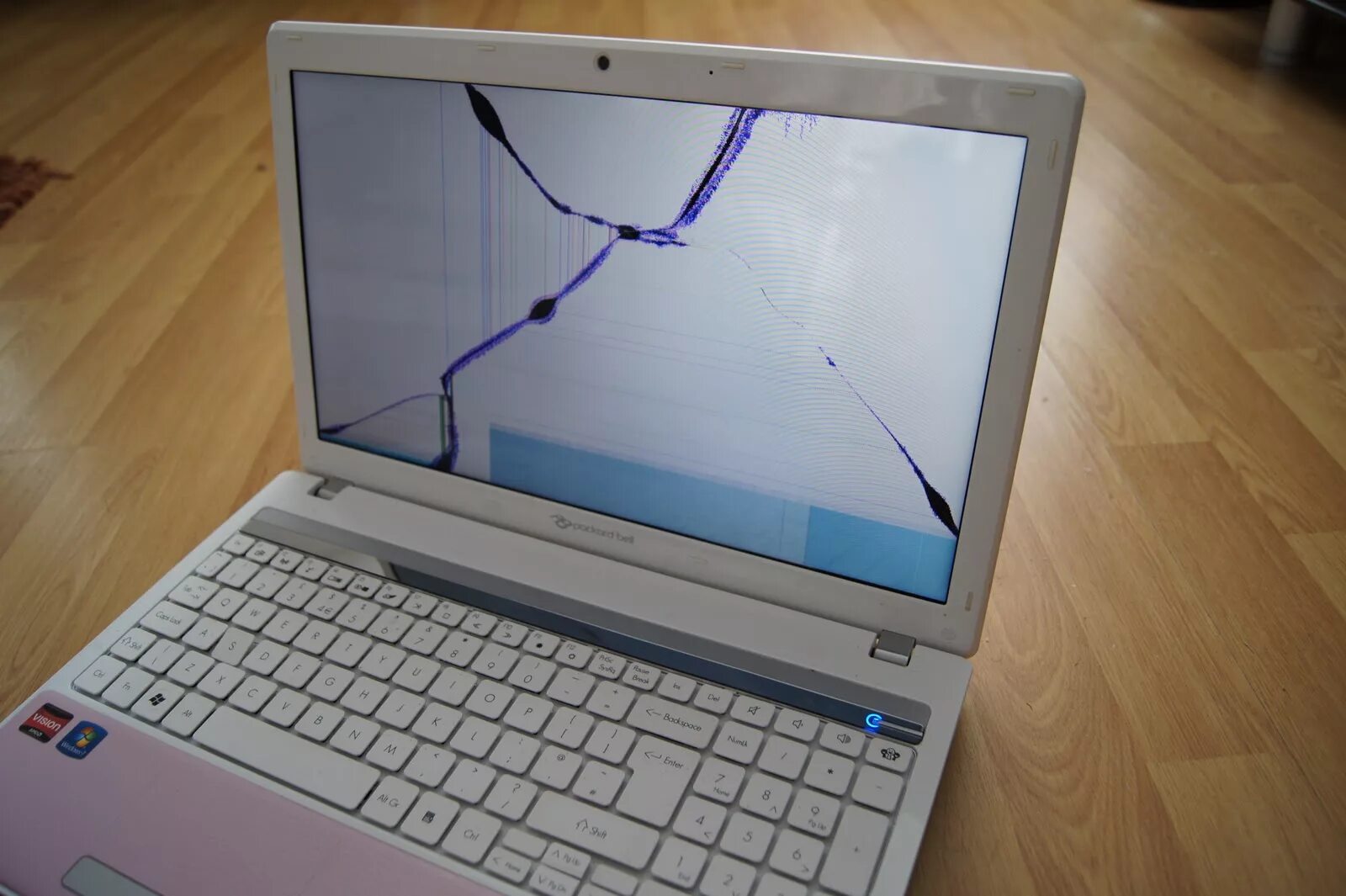 Как передать экран ноутбука на ноутбук. Разбитый ноут Асер. Разбитый ноутбук. Разбитый монитор ноутбука. Сломанный ноутбук.
