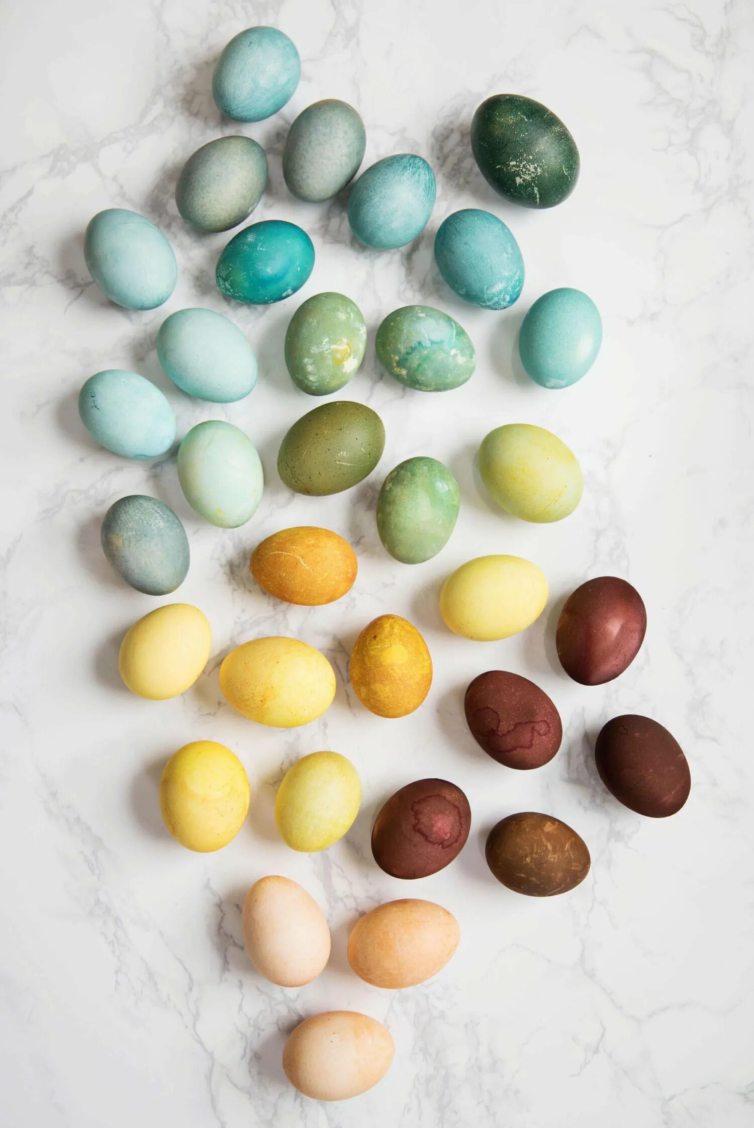 Окрашивание яиц натуральными красителями. Натуральные красители для яиц. Украшение яиц натуральными красителями. Пасхальные яйца натуральные красители.