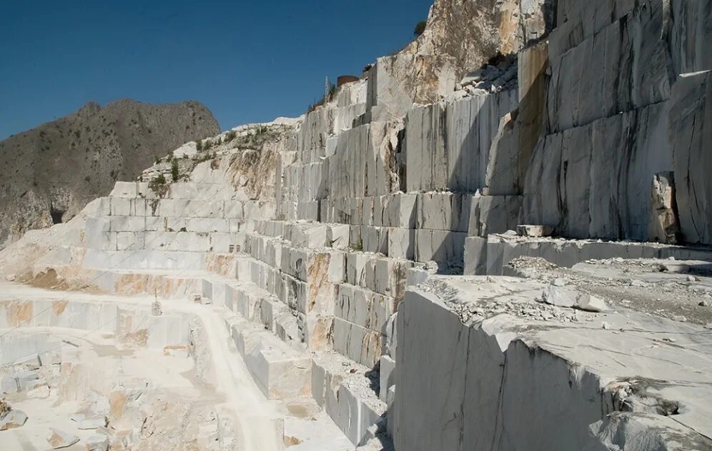 Каррарский мрамор камень. Каррарские мраморные каменоломни. Каррарские мраморные каменоломни. Столешница амк троя 3027 s мрамор белый. Г мраморный.