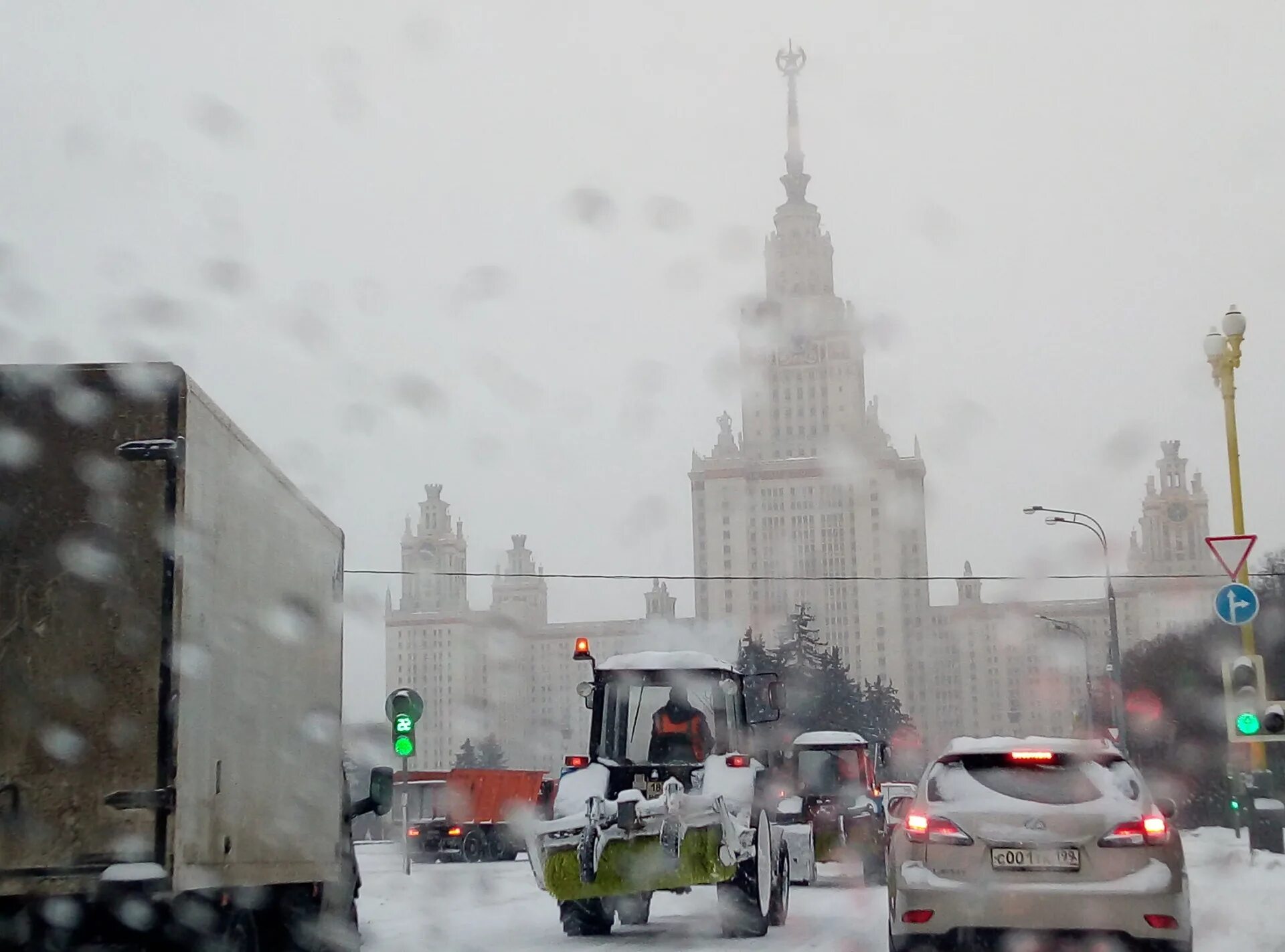 Утро 13 февраля. Снег в Москве май 2017. Утро Москва февраль. Снег в мае в Москве. Москва утром зимой.