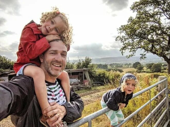 Саймон Хупер father of daughters. Саймон Хупер 4 Дочки. Отец четверых. Я отец четверых дочери. Отец четырех дочерей