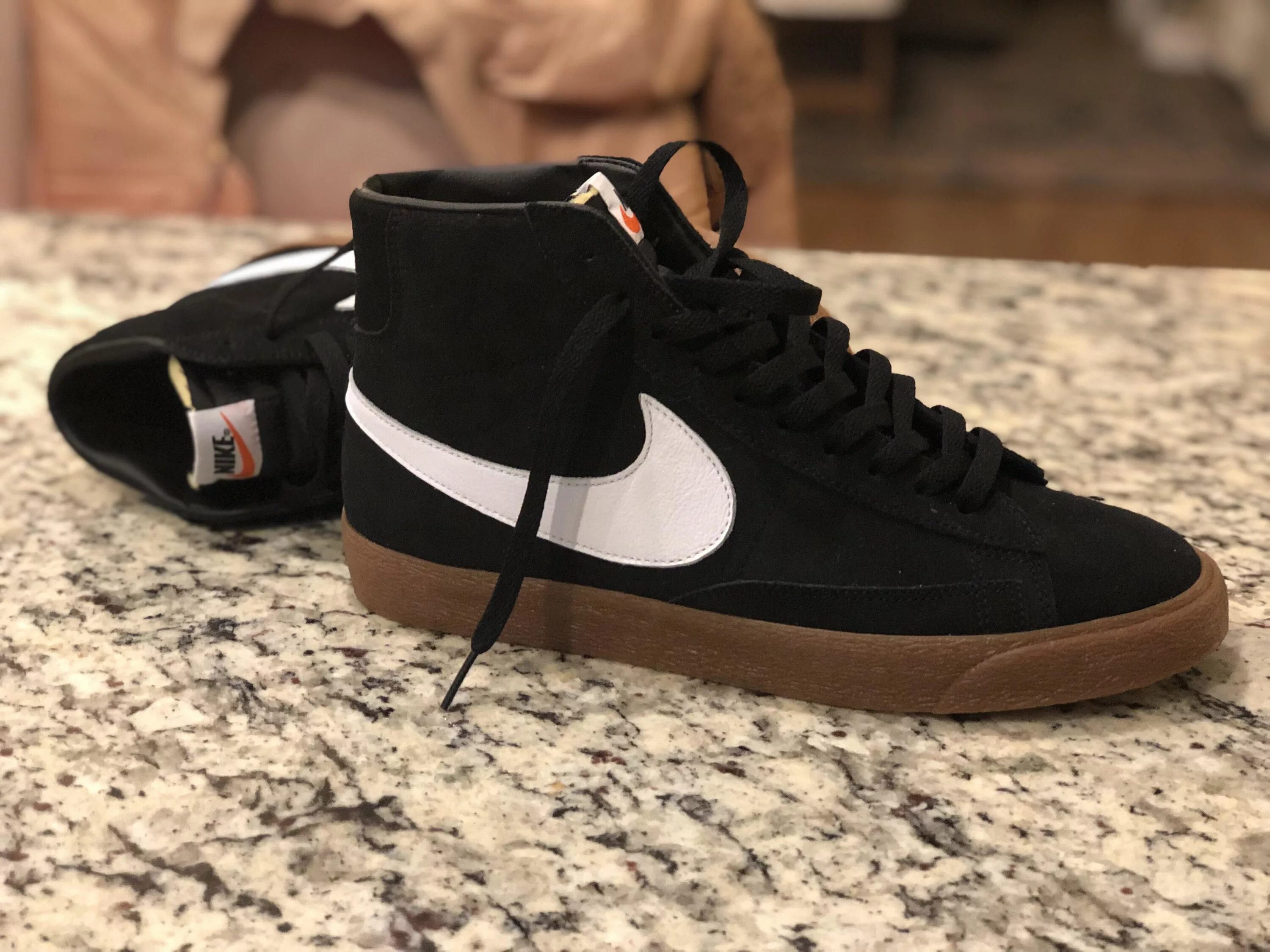 Найки с черной подошвой. Nike Blazer Mid 77 Black. Nike Blazer Low 77. Nike Blazer Mid 77 Brown. Найк блейзер МИД черные.