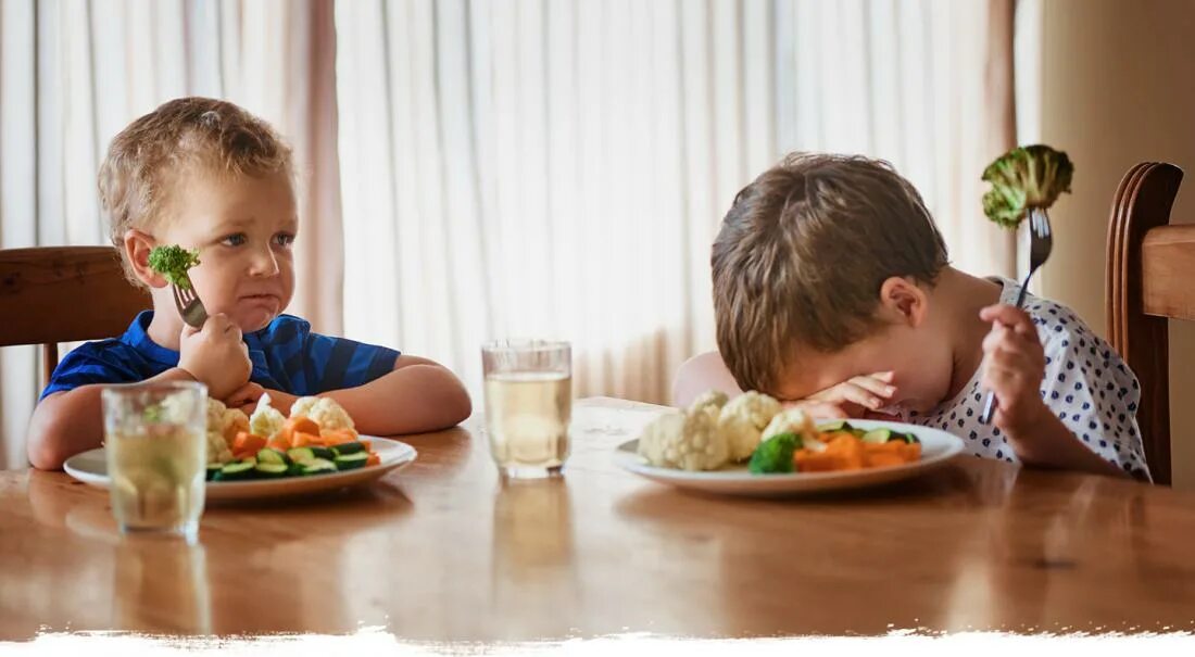 Почему дети едят ночью. Привередлив в еде. Ребенок не хочет овощи. Картинки по ребенку привереда. Отсутствие аппетита у ребенка.