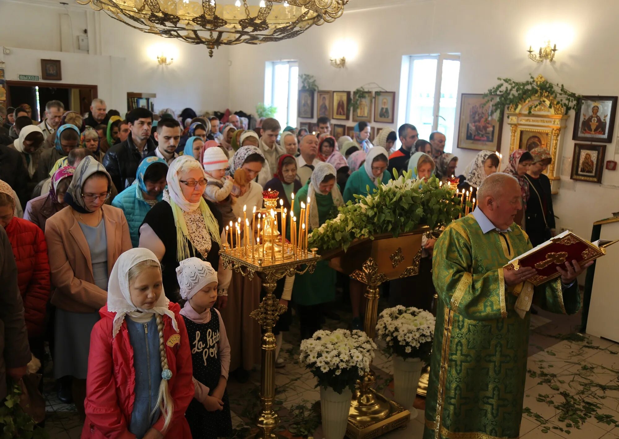 храм святых новомучеников в коммунарке. коммунарка храм преображения господня звон. преображенский храм в коммунарке. храм в коммунарке. священник иоанн цьока.