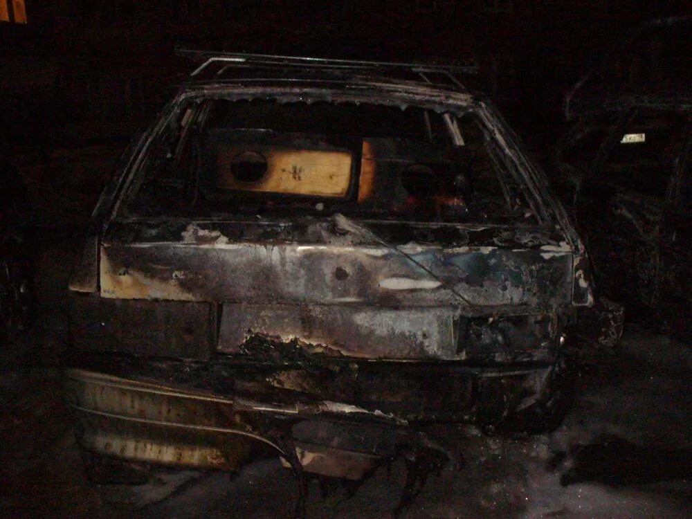 горящая ваз 2114. сгоревшая ваз 2115. ваз 2114 взрыв. сгорели набережные челны. сгоревшая 2114.