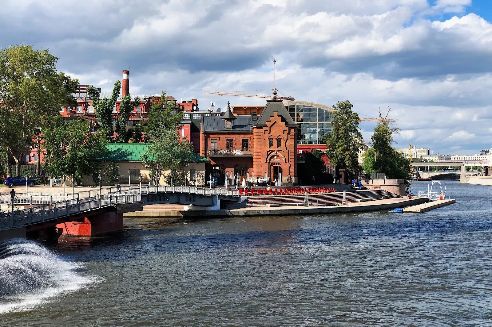 Санкт петербург болотная. Московский Императорский яхт клуб. Императорский яхт-клуб Москва Болотная набережная. Болотная набережная чхтклюб. Императорский яхт клуб Берсеневская набережная.