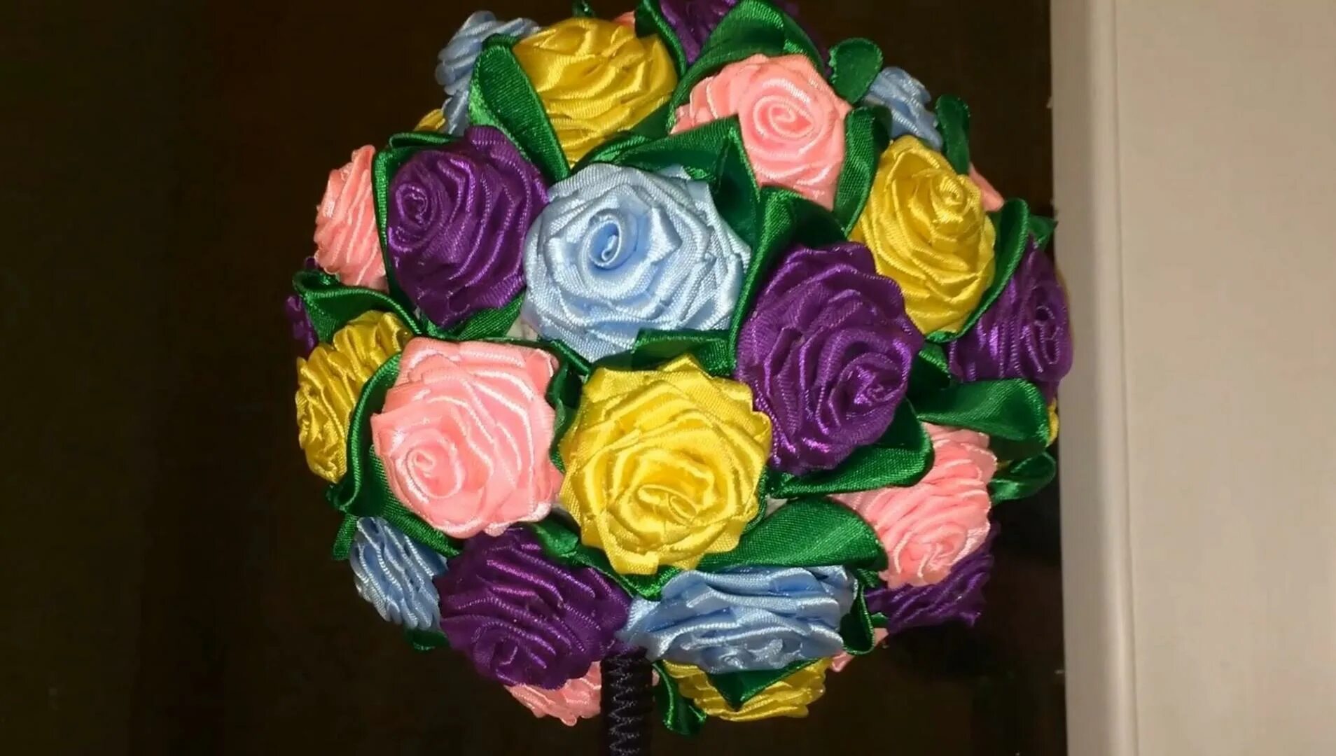 канзаши из атласных лент. поделки из атласных лент. рукоделие из атласных лент. поделки из атласных своими руками. цветы канзаши.