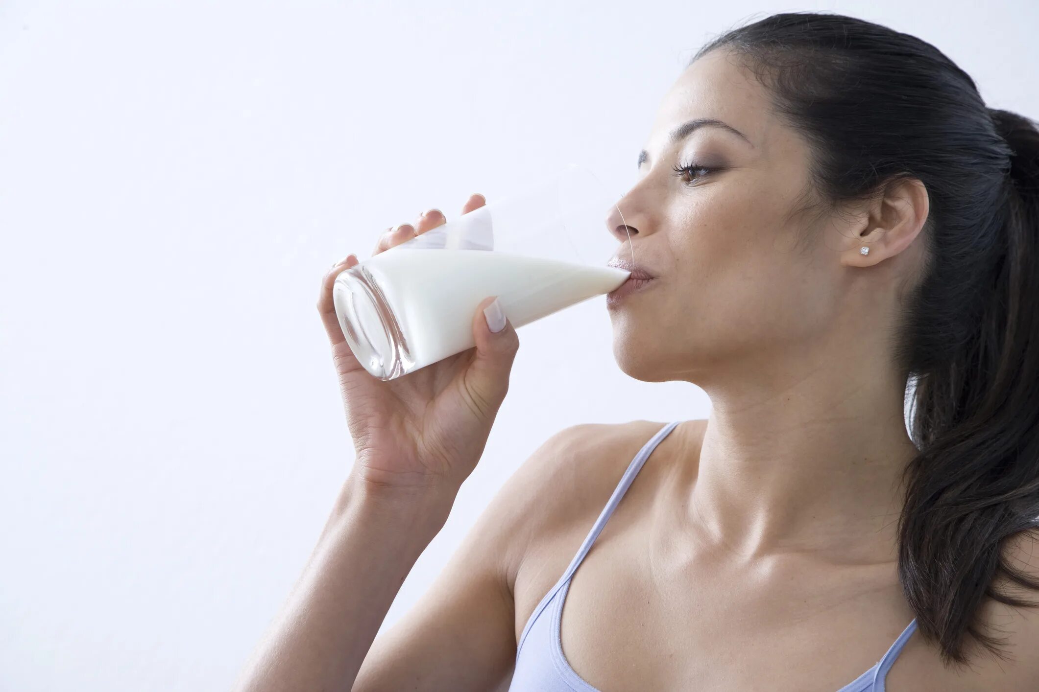 Пьет молоко. Девушка пьет молоко. Девушка с кефиром. Человек пьет молоко. Можно ли пить молоко в пост