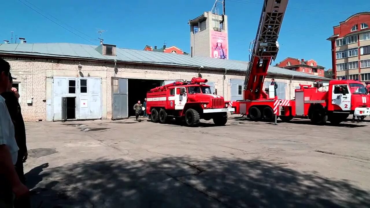 Пожарный выезд. Бригада пожарных. Выезд пожарной машины. Пожарные выезд по тревоге.