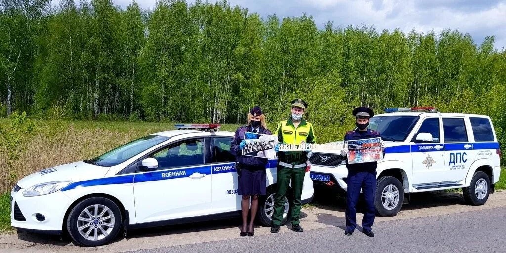 Брянские госавтоинспекторы провели акцию "Цветы для автоледи"
