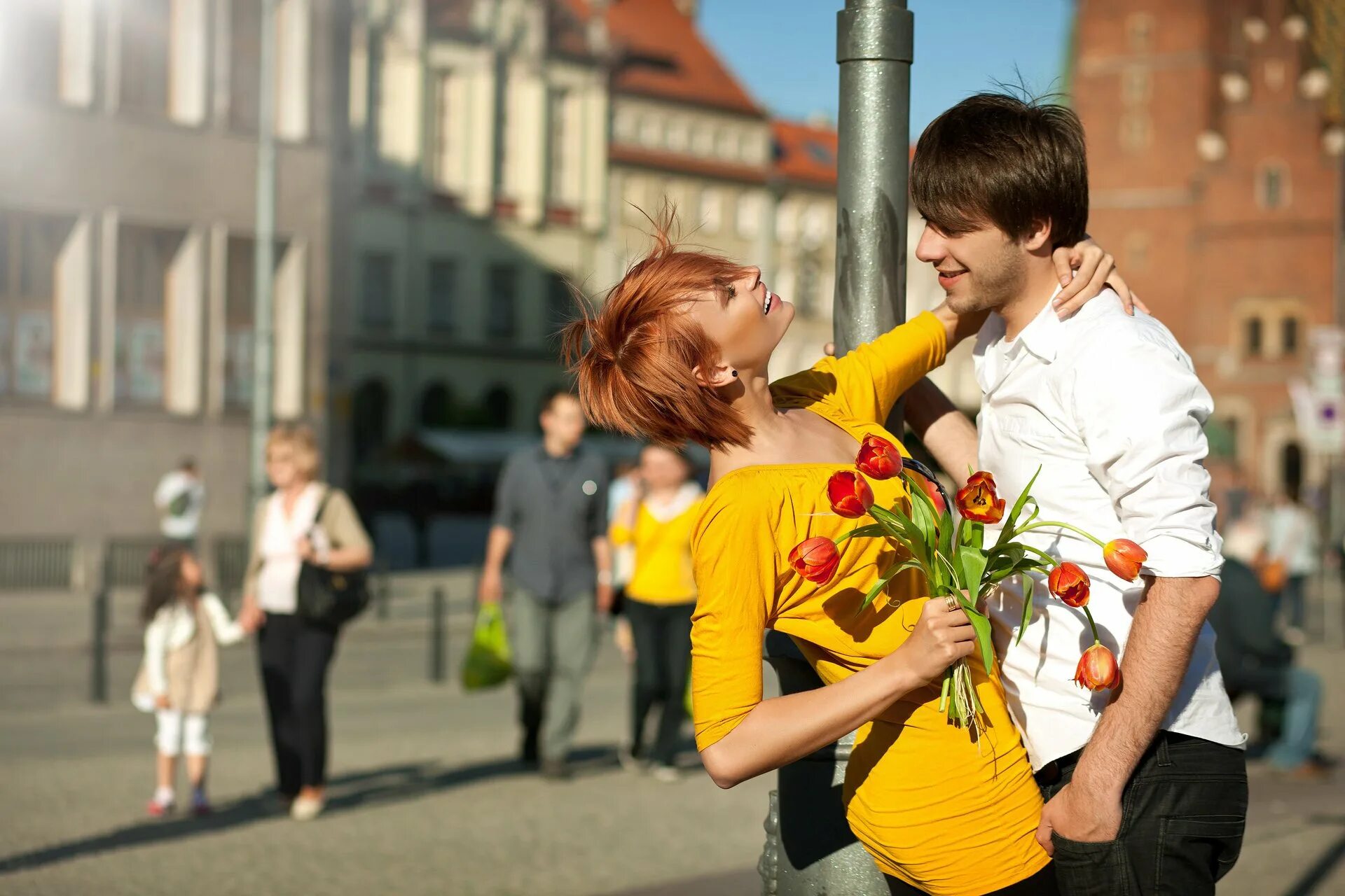 Мужчина встречает девушку. Парень дарит девушке цветы. Мальчик дарит девочке цветы. Девушке дарят цветы.