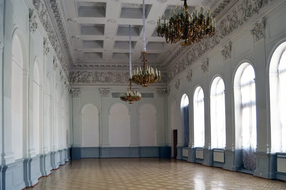 В петербурге открылся дворец впечатлений. Петергоф (дворцово-парковый ансамбль). Петергоф в санкт-петербурге фонтаны 2022. Большой дворец в петергофе растрелли. Петергоф фонтаны большой петергофский дворец.