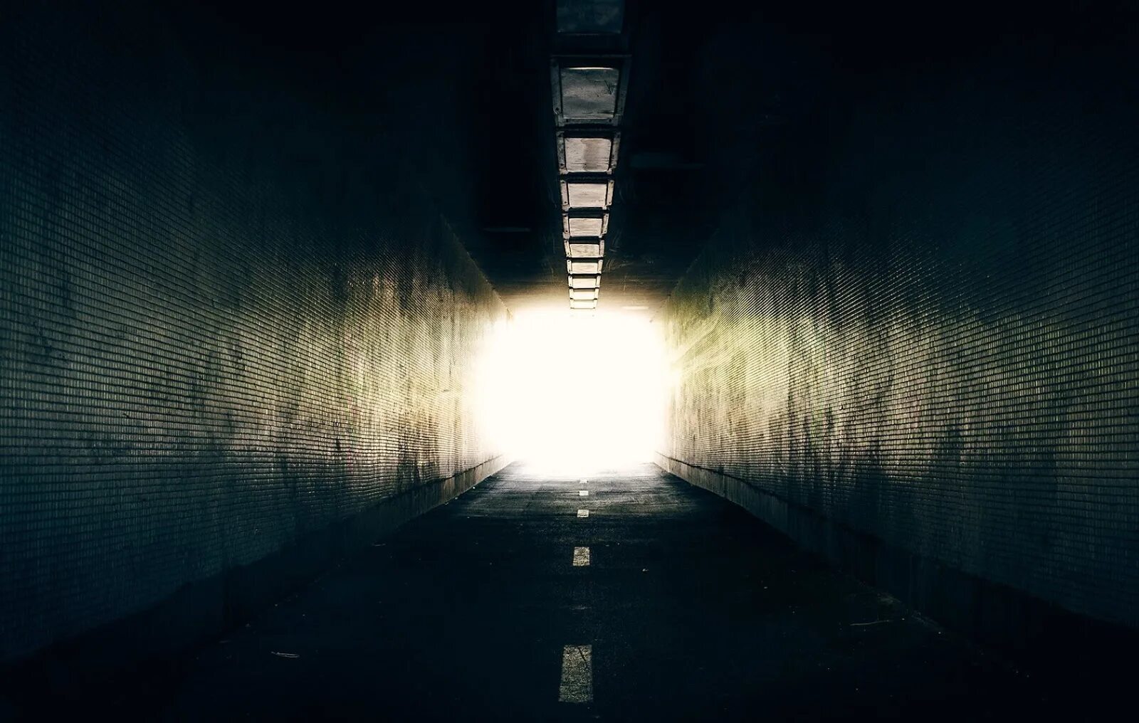 В конце тоннеля свет песня. Свет в конце тоннеля арт. Тоннель света. Абстракция свет в конце туннеля красками. Свет во тьме концепт тоннель.