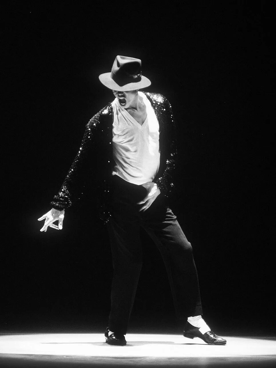Известный двигаться. Майкл Джексон танец. Майкл Джексон танцует. Майкл Джексон в шляпе Лунная походка. Майкл Джексон Джексон танцует.