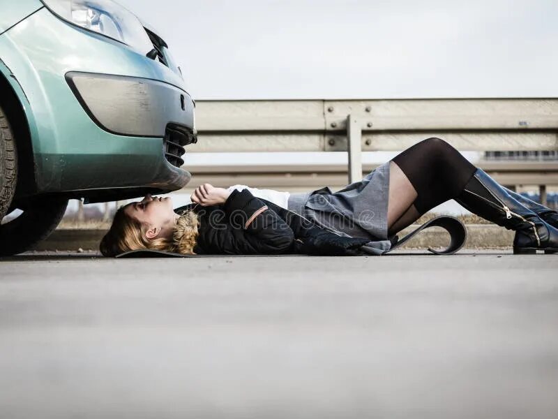 Разбить машину во сне к чему. Девушка лежит под машиной. Девушка разбила машину.