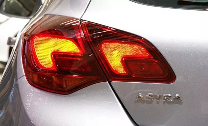 Задний левый габарит. Задние фонари Опель Астра j. Opel Astra j фонарь. Задние фары Opel Astra j. Фонарь задний Опель Астра j хэтчбек 2014.