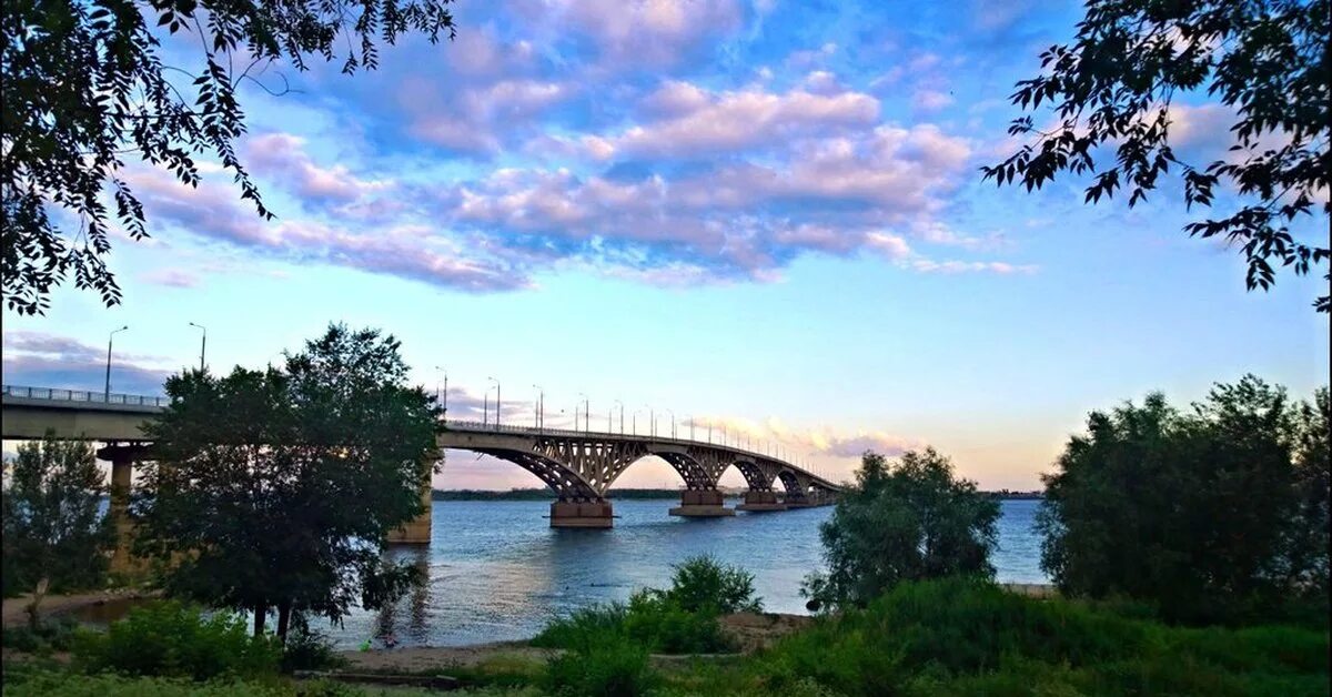 Волга мост энгельс. Город Саратов река Волга. Река Волга Энгельс. Волга Энгельс Саратов. Волга мост Саратов.