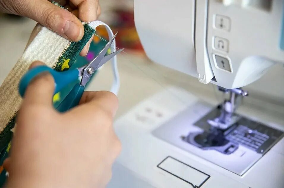 модель для швеи. курсы по шитью. курсы шитья и раскроя. продукты собственного производства для самозанятых. швея в ателье.