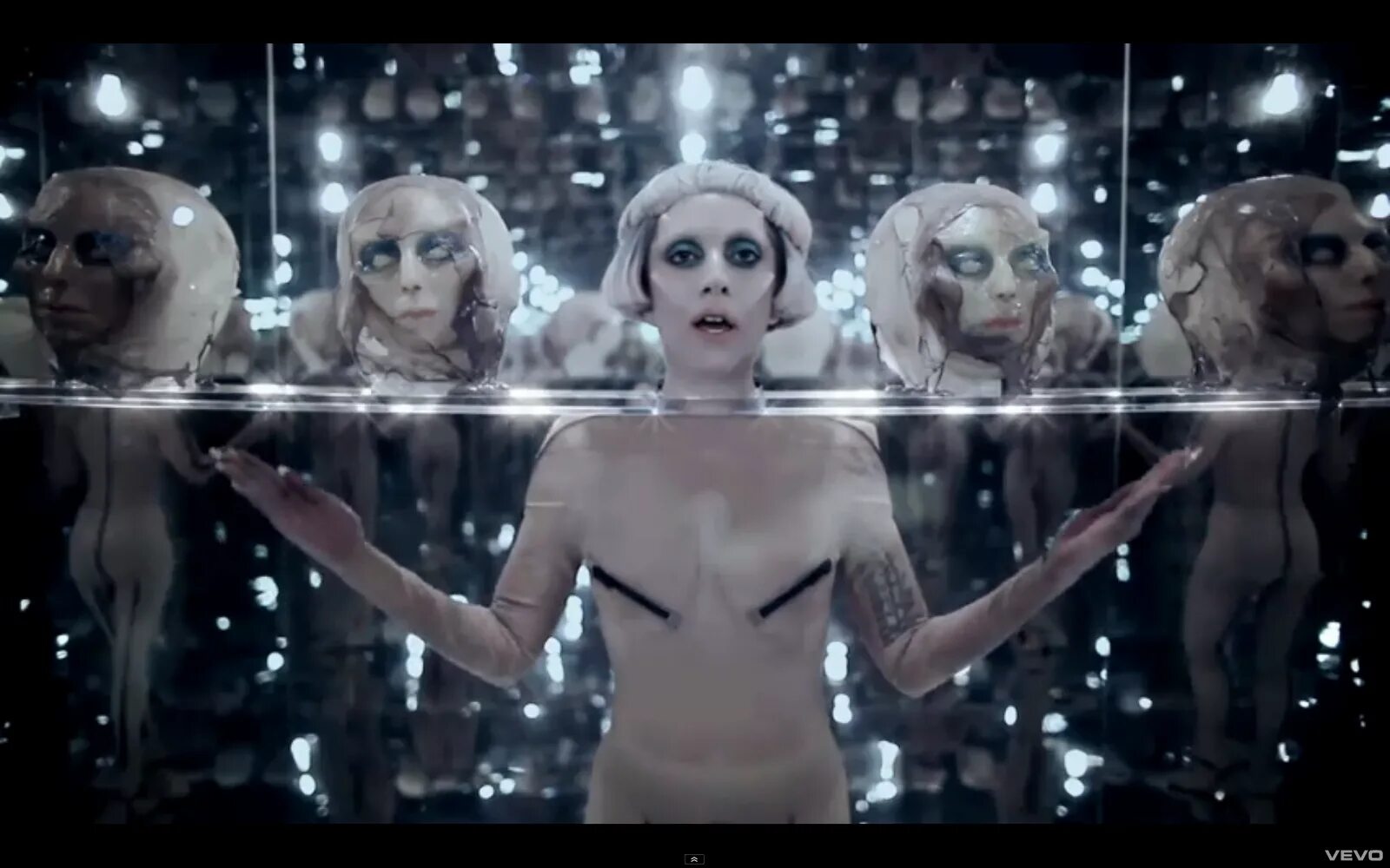 Сиськи Lady Gaga в толпе