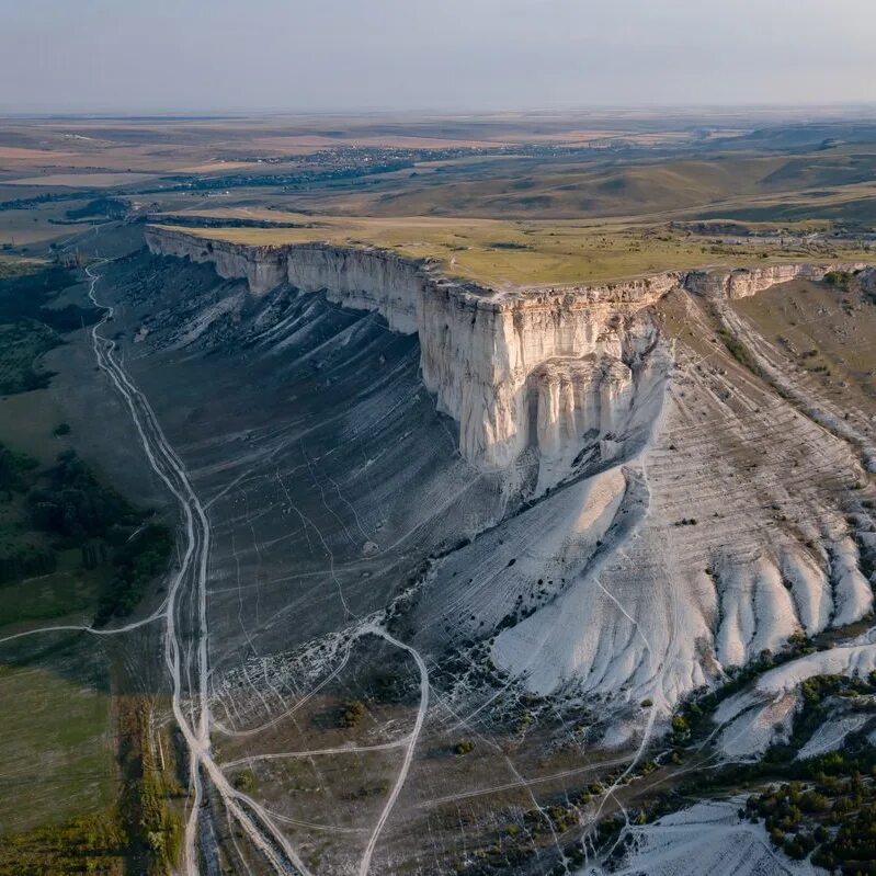 Белая скала Белогорский район Крым. Белая скала Белогорск. Гора белая скала Крым. Белая скала Крым сверху. Белогорский район белая скала