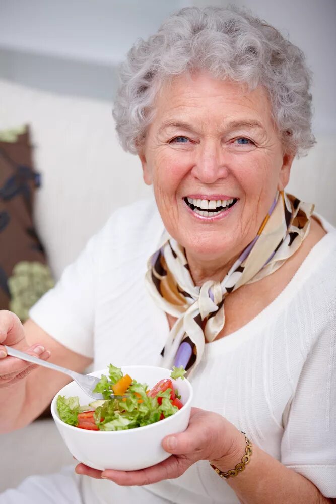 Питания лиц пожилого возраста. Пожилые люди. Еда для пожилых. Питание пожилых людей. Здоровое питание в пожилом возрасте.