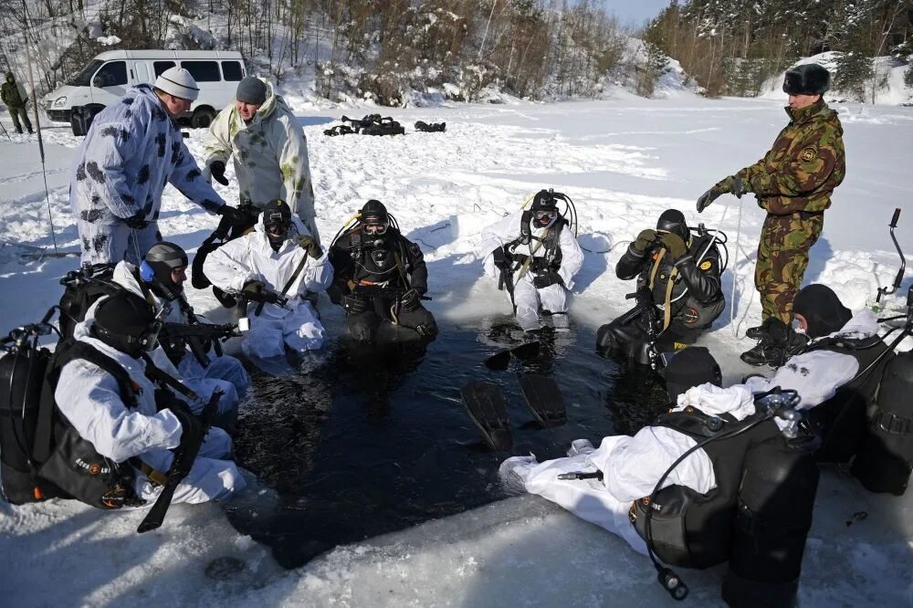 Армейских условиях. Спецназ зимой. Боевые пловцы. Водолазная подготовка спецназа. Спецназ в снегу.