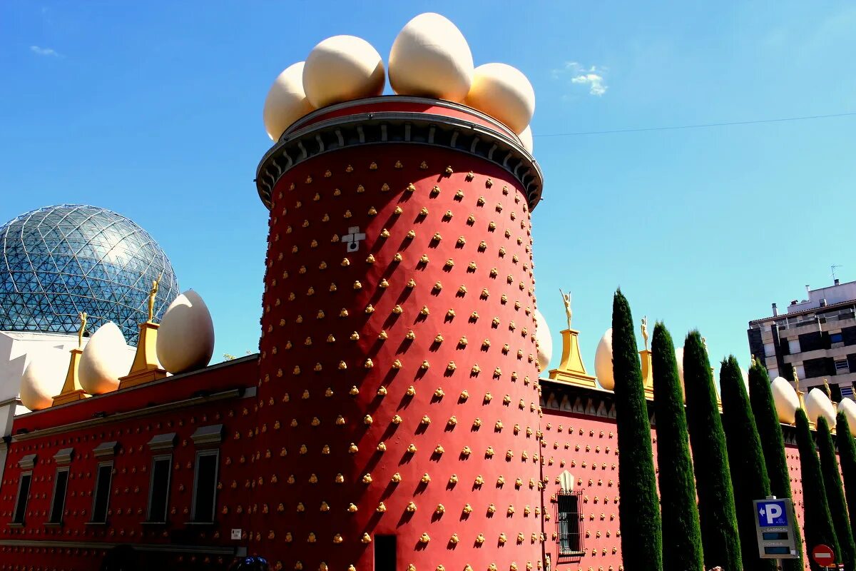 Музей сальвадора дали в фигерасе. Музей дали билеты. Музей дали билеты. У въезда в город фигерас монумент. Театр музей фигерас.